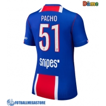 Fotballdrakt Dame Paris Saint-Germain Willian Pacho #51 Hjemmedrakt 2026-27 Kortermet